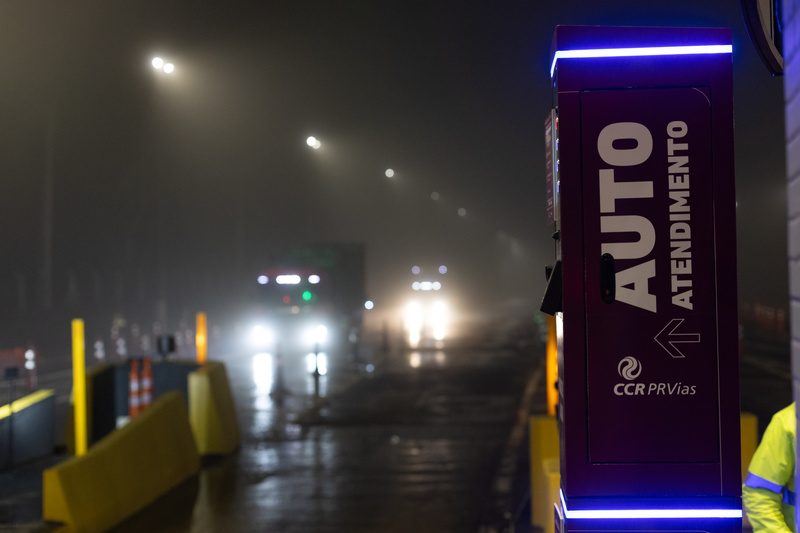 Veículos se aproximam da praça de Witmarsum durante chuva - Crédito: Comunicação PRVias