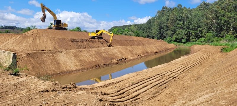 Equipe da PRVias trabalha para ampliar calha do leito do Rio Ronda - Crédito: Comunicação PRVias