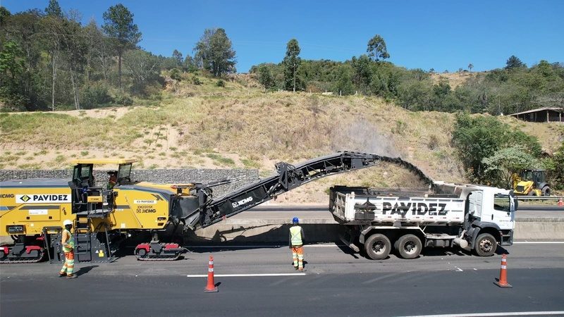 Equipe da PRVias usa fresadora para remover camada de asfalto antes da recuperação estrutural - Crédito: Comunicação PRVias