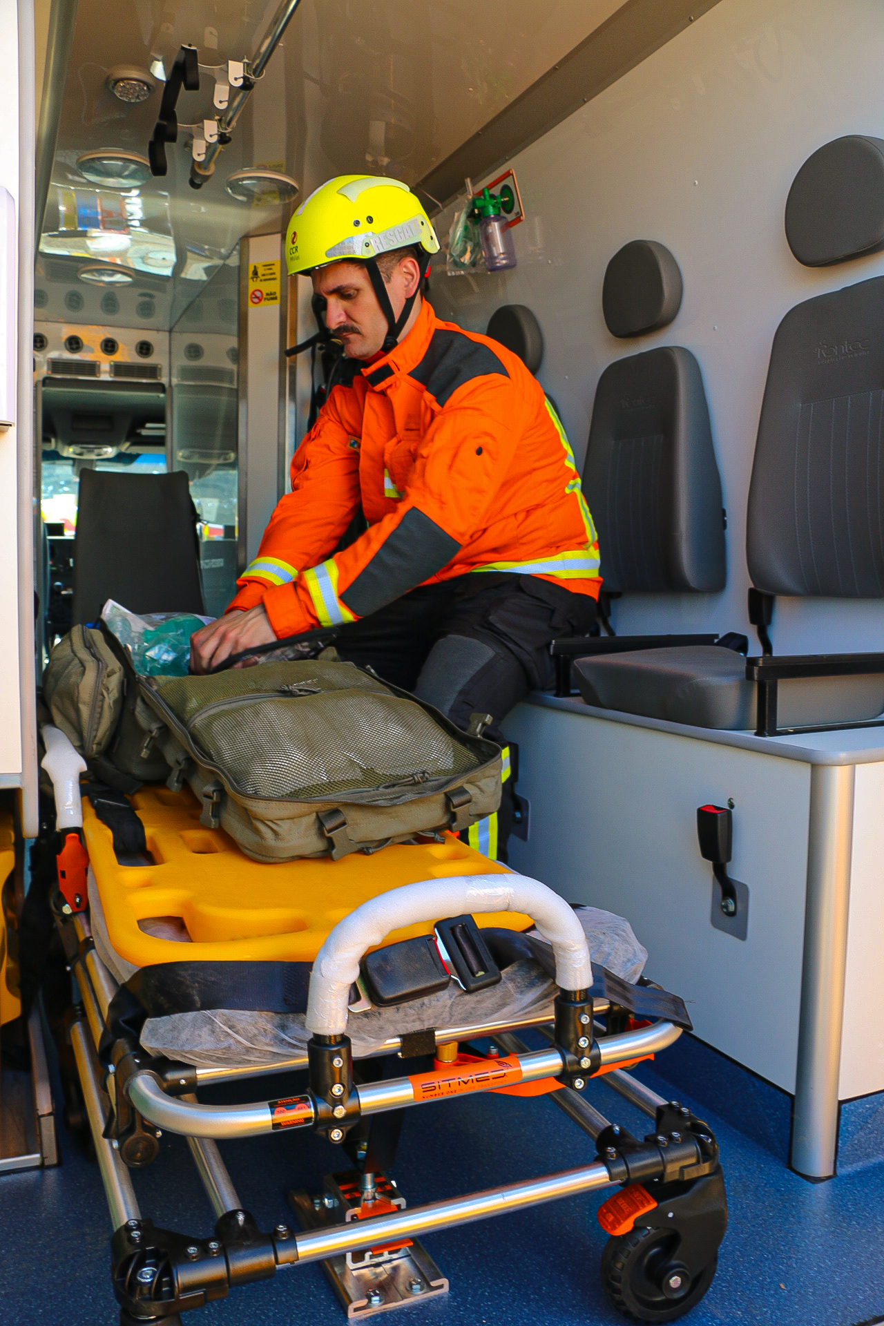 Socorrista da PRVias mostra organiza insumos de atendimento pré-hospitalar em ambulância - Crédito: Comunicação PRVias