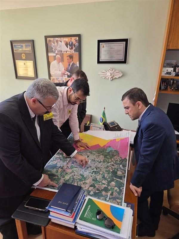 Gestores da Motiva Paraná apresenta adaptações do traçado ao deputado federal Aliel Machado - Crédito: Motiva Paraná