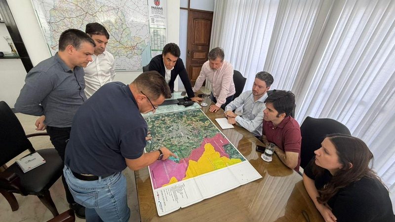 Gerente da Motiva Paraná Alexandre Zopolato mostra proposta para contorno em Ponta Grossa em reunião com secretário Fernando Furiatti - Crédito: Comunicação Motiva Paraná