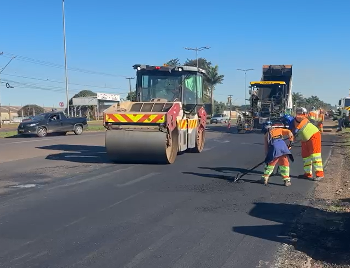 Equipe trabalhando na pavimentação em trecho da BR-369, em Arapongas - Créditos: Comunicação Motiva Paraná