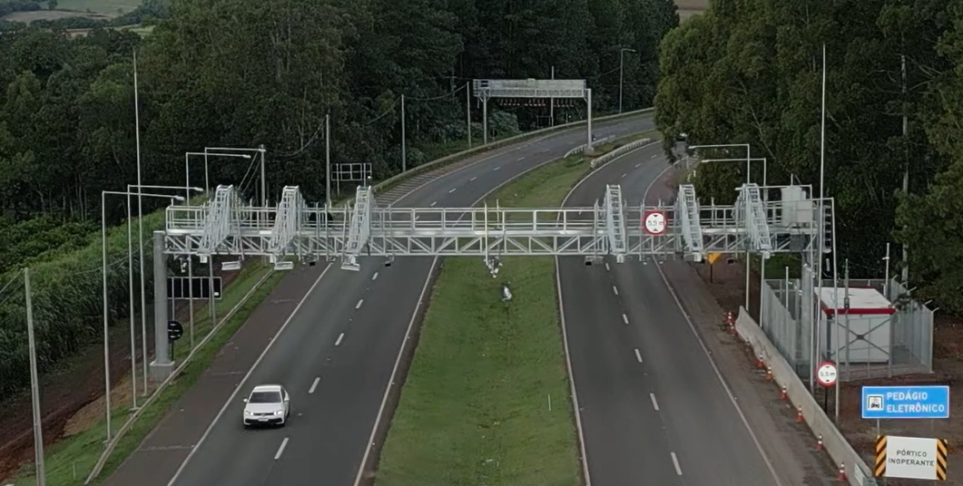 Pórtico do km 292 da BR-376, em Mauá da Serra