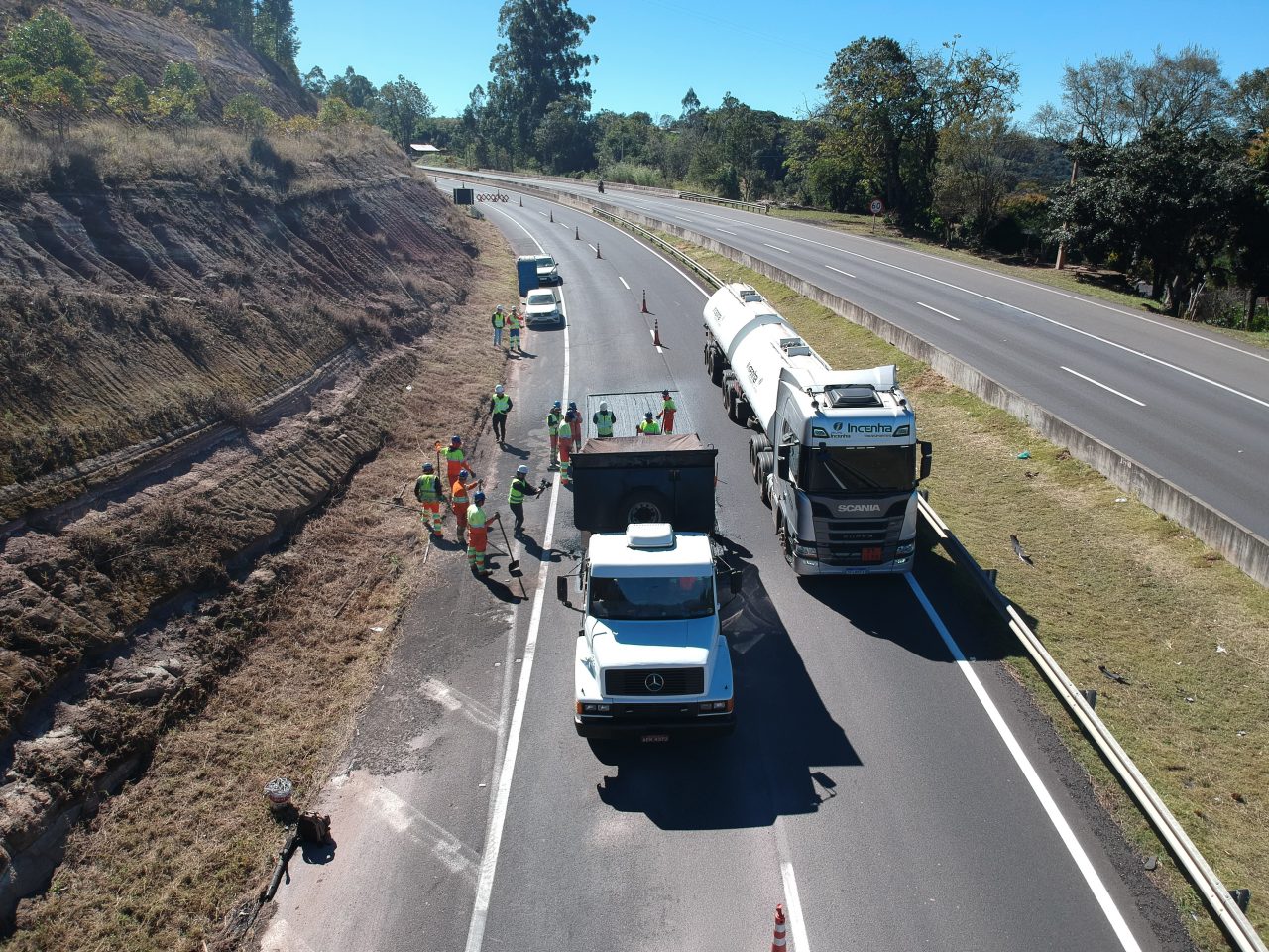 Equipe trabalhando na pavimentação na BR-376, em Mauá da Serra - Créditos: Comunicação Motiva Paraná
