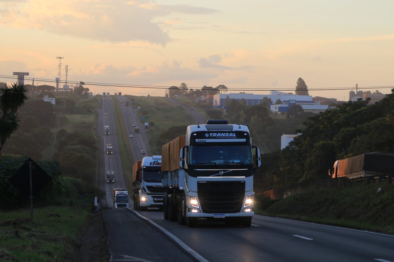 Caminhões trafegando por trecho da BR-376, em Ponta Grossa - Créditos: Comunicação Motiva Paraná