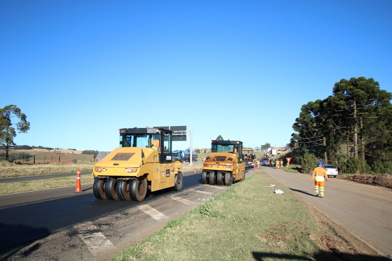 Equipe de pavimentação promove recuperação na BR-376 em Mauá da Serra - Crédito: Comunicação Motiva Paraná