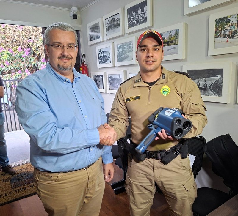 Diretor da Motiva Paraná, Keller Rodrigues, faz entrega simbólica de radar móvel ao tenente Gomes do BPRv - Crédito: Comunicação Motiva Paraná