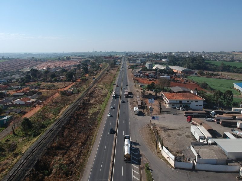 Veículos trafegam pela rodovia BR-373 em Ponta Grossa - Crédito: Comunicação Motiva Paraná