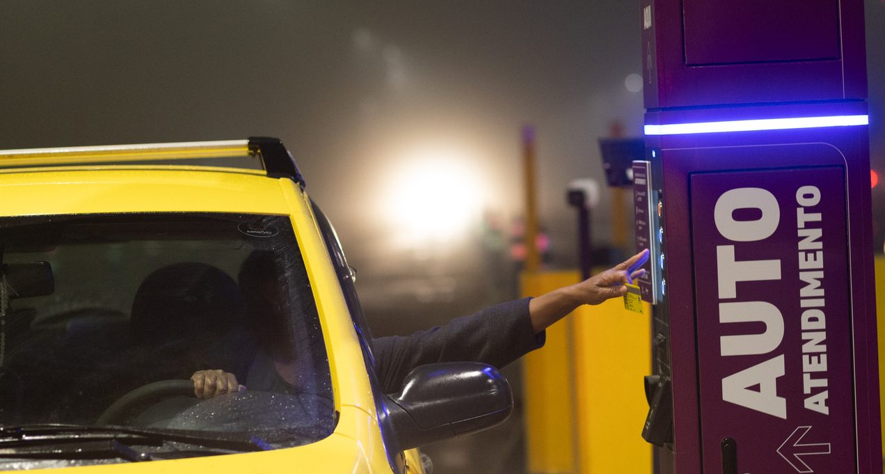 Motorista paga tarifa em totem de autoatendimento na praça de Witmarsum, na BR-376 - Crédito: Comunicação: Motiva Paraná