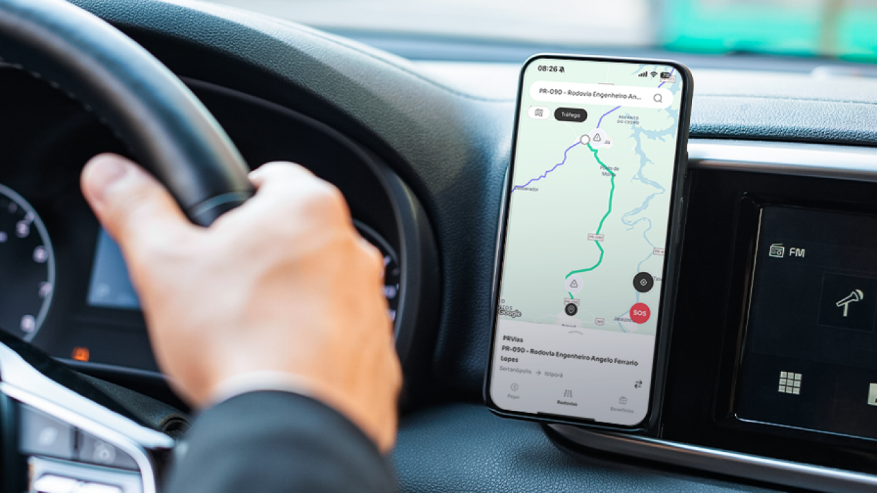 Mulher usando o aplicativo CCR Rodovias no celular.