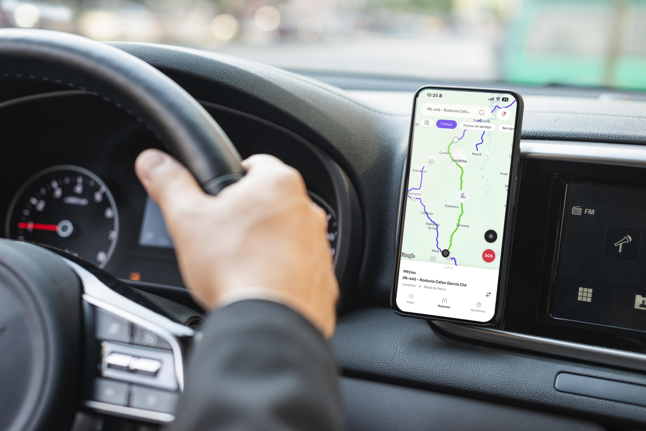 Imagem de um usuário usando do aplicativo Motiva Rodovias em seu dispositivo móvel