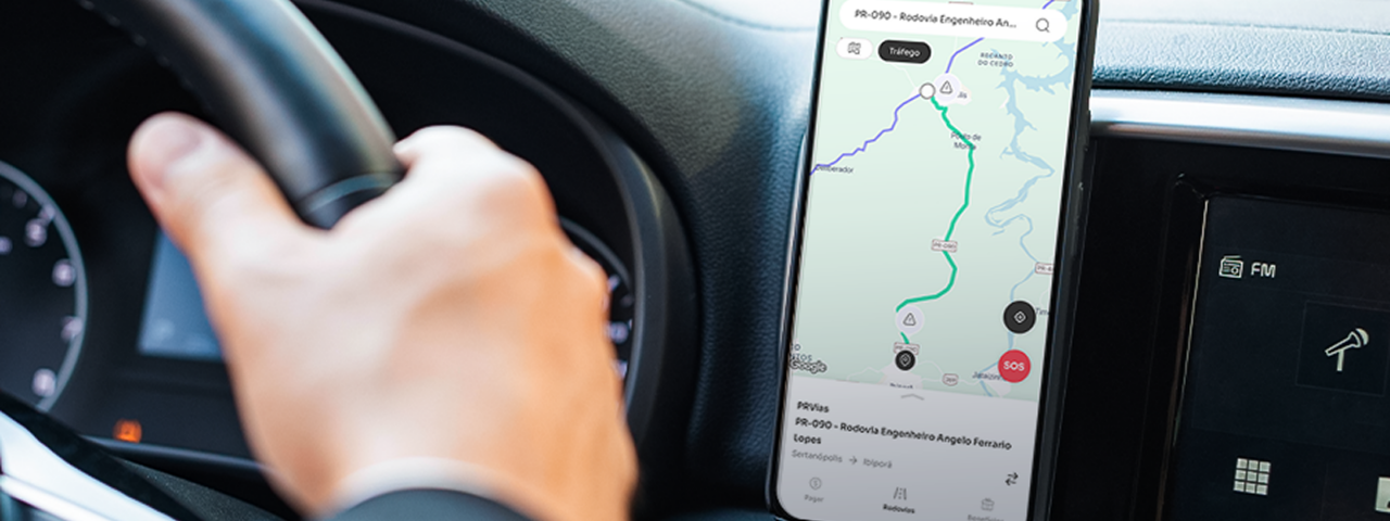 imagem de um usuário utilizando o aplicativo CCR Rodovias em seu dispositivo móvel