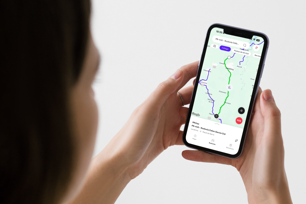 Imagem de um usuário utilizando o aplicativo Motiva Rodovias em seu dispositivo móvel