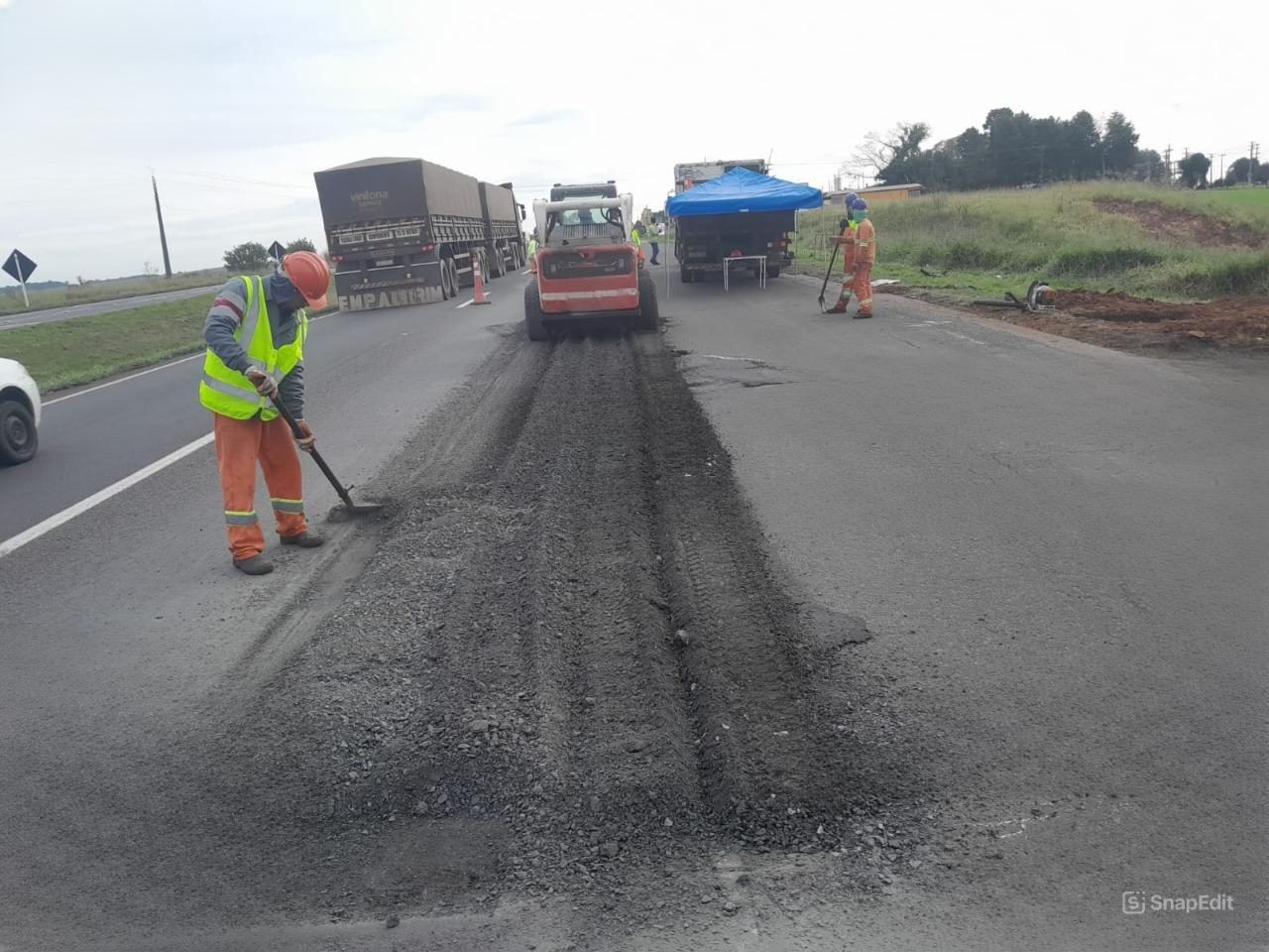 Equipe da PRVias faz recomposição do pavimento na região de Ponta Grossa - Crédito: Comunicação PRVias