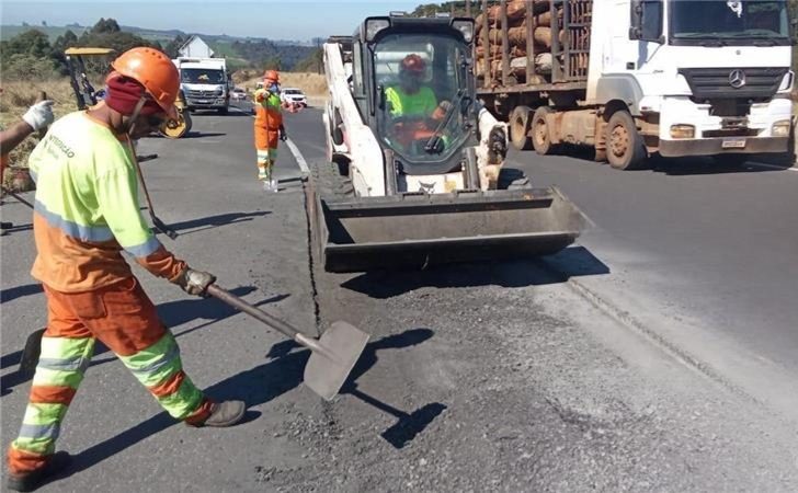 Equipe da PRVias trabalha na pavimentação da BR-376 - Crédito: Comunicação PRVias