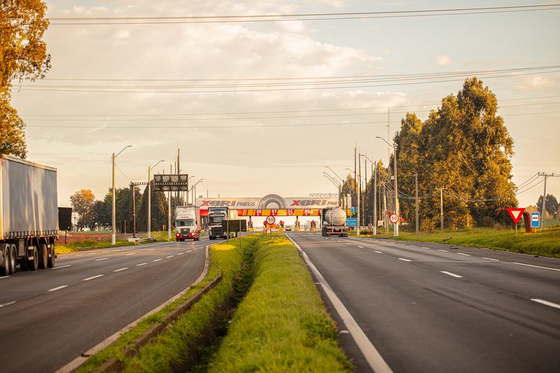 Veículos passam por praça de pedágio de Witmarsum - Crédito: Comunicação PRVias