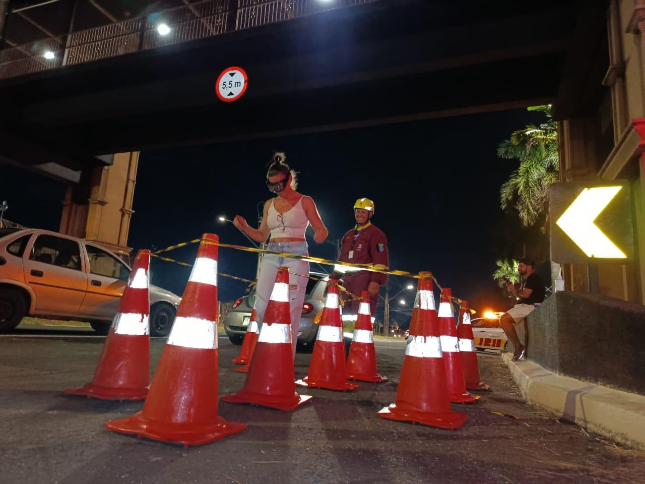 Motorista experimenta óculos simuladores de embriaguez em ação de segurança em Londrina - Crédito: Comunicação PRVias