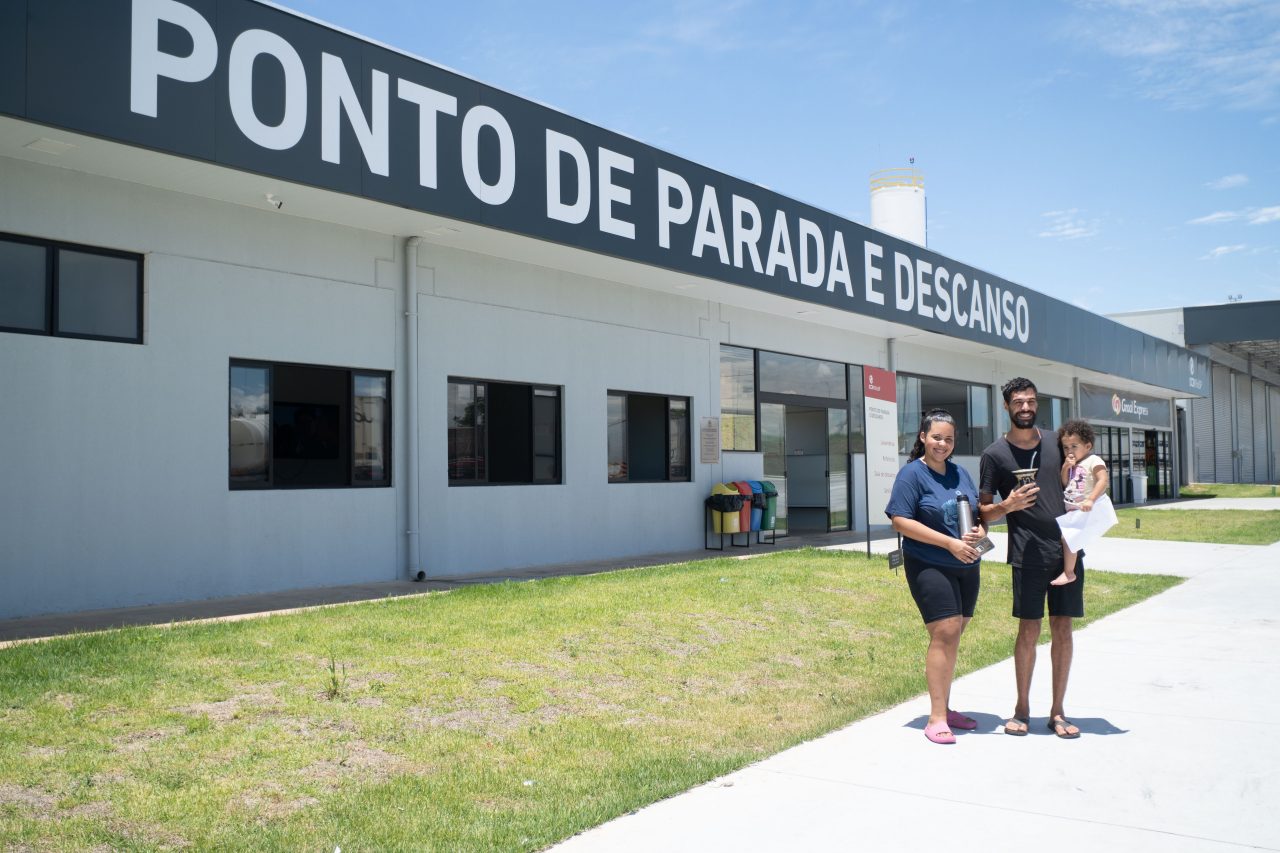 Andrei da Silva, caminhoneiro há 10 anos, costuma viajar com sua esposa e filha para aproveitar mais momentos em família