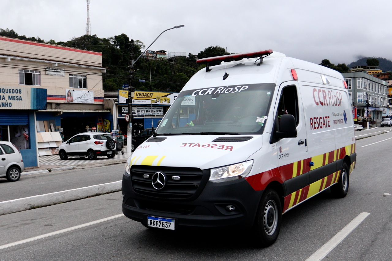 Ambulância da CCR Rio Sp trafegando pela rua