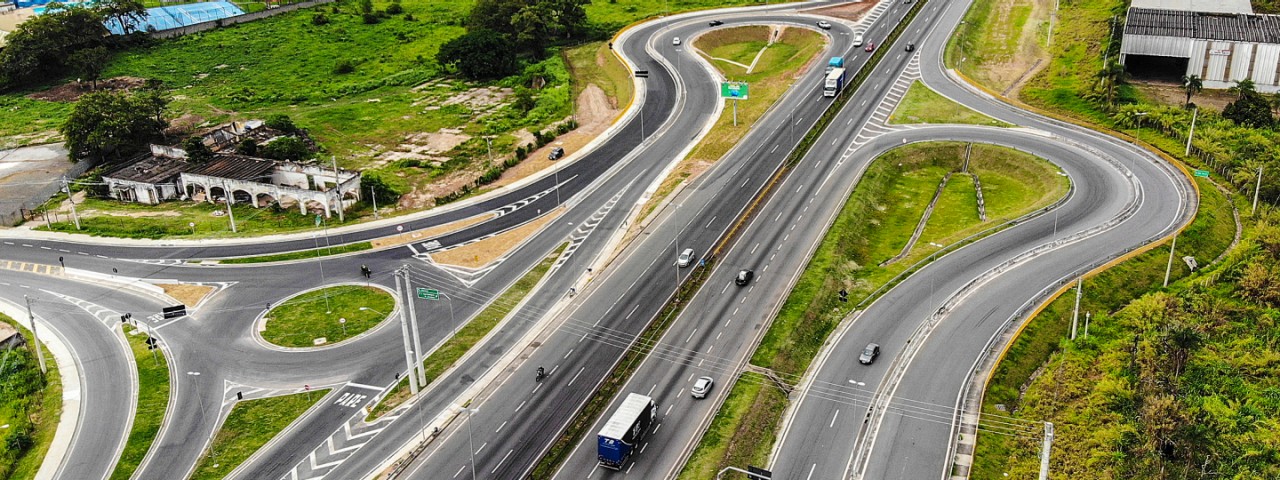 Rodovias de mão dupla, administrada pela CCR Rio Sp, com acesso viários