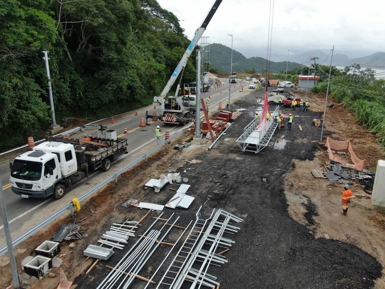 Obra de implantação do primeiro sistema Free Flow do Brasil, em rodovia administrada pela CCR Rio SP