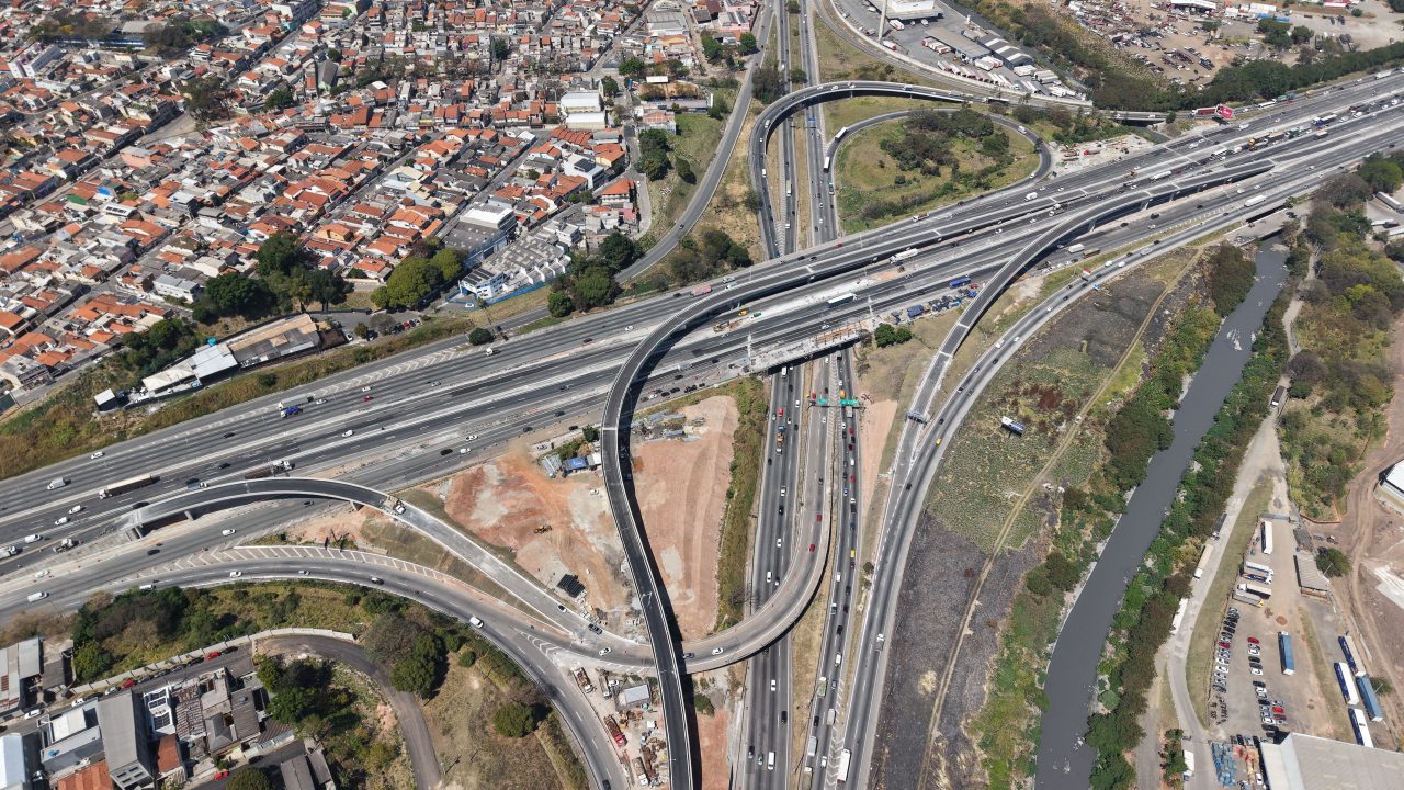 Asfaltamento de via da Rio Sp, utilizando compactadores de solos
