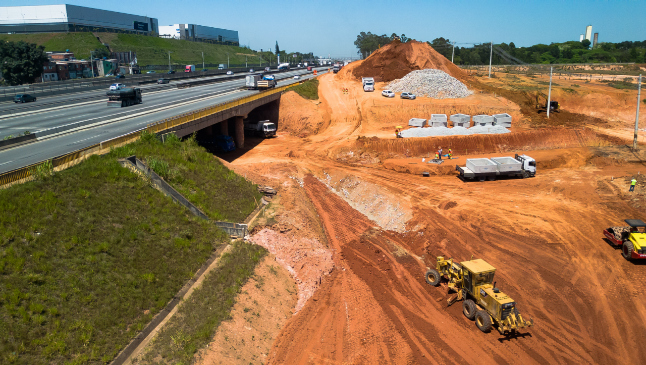 Asfaltamento de via da Rio Sp, utilizando compactadores de solos