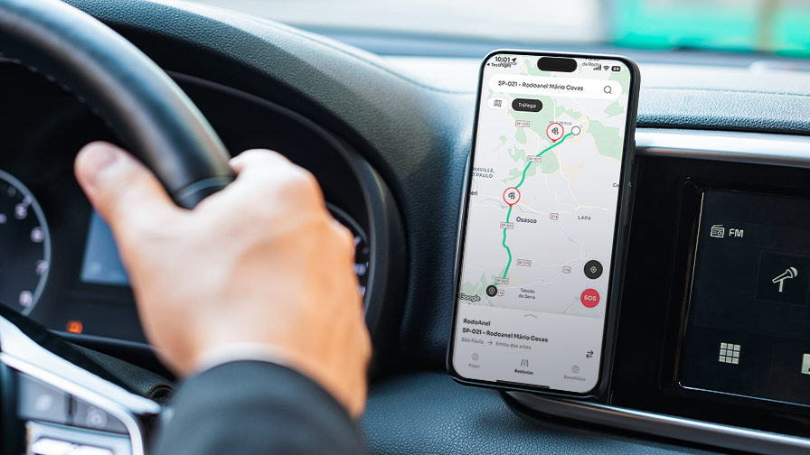 Imagem de um usuário utilizando o aplicativo da Motiva para rodovias