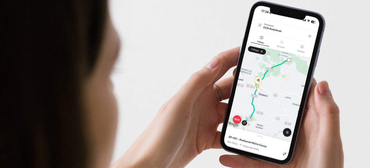 imagem ilustra um usuário realizando o uso do aplicativo rodovias no telefone 