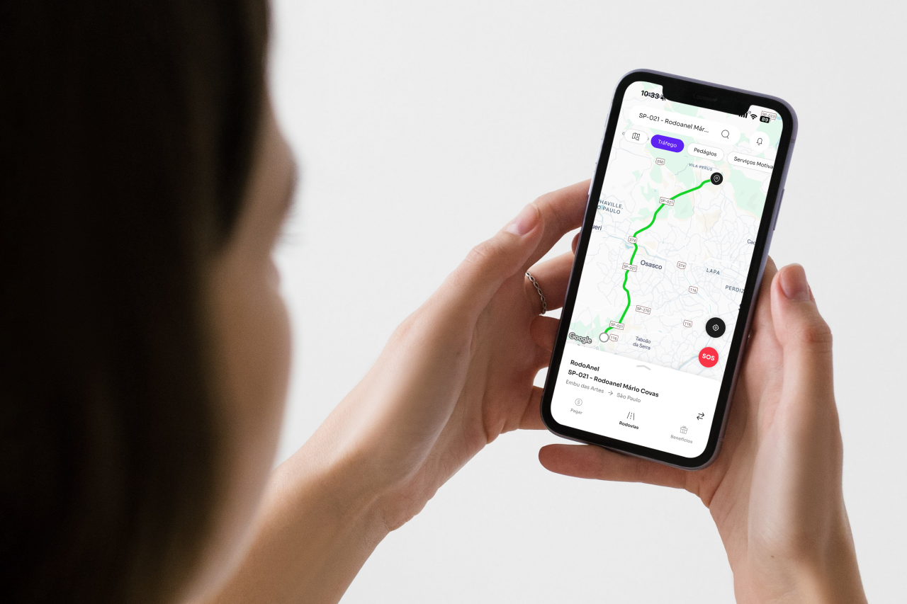 imagem ilustra um usuário realizando o uso do aplicativo rodovias no telefone 