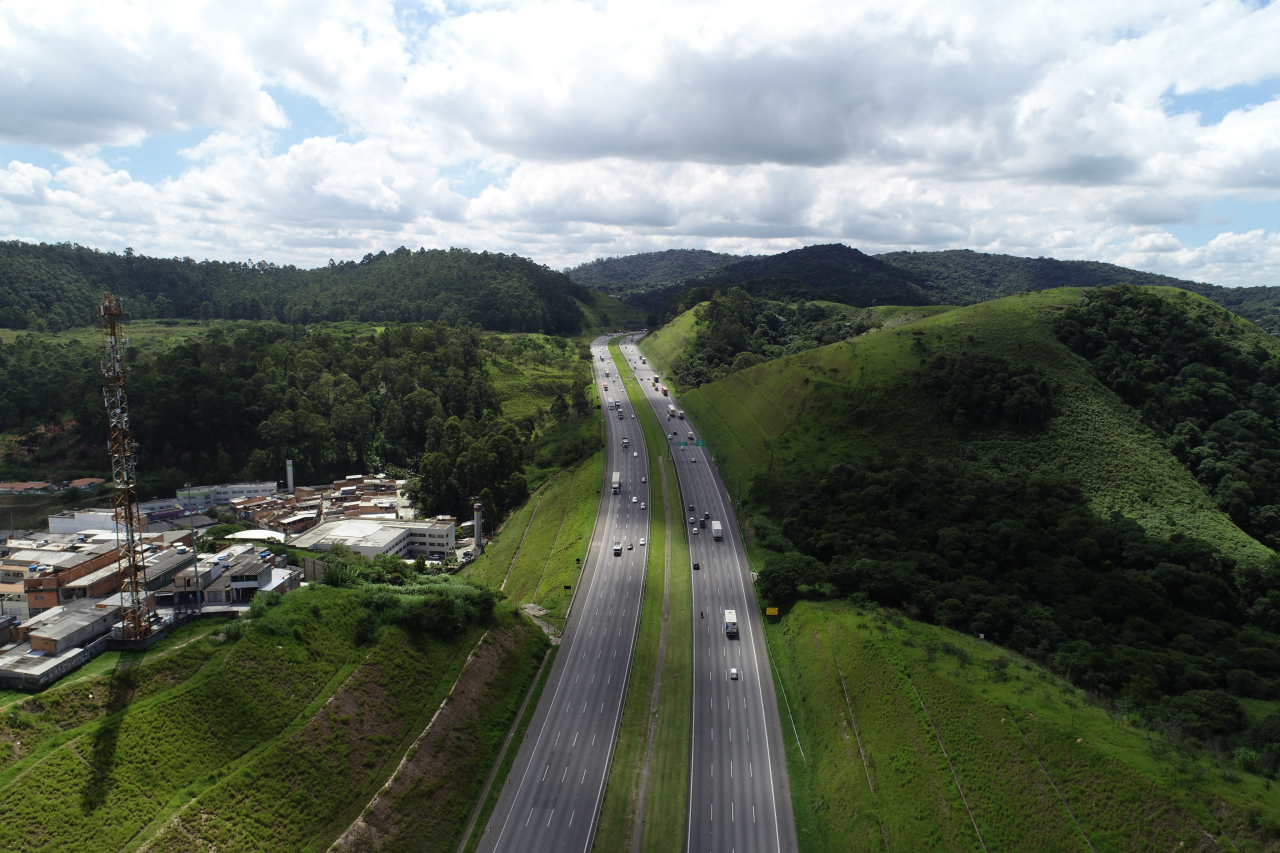 Imagem aerea mostra uma rodovia duplicada com região de mata aos arredores