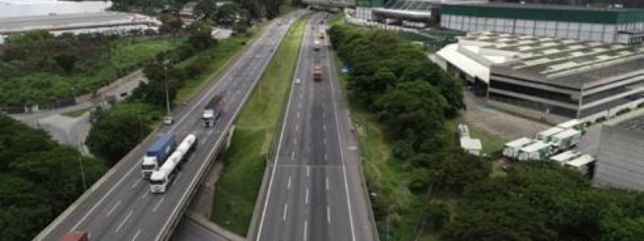 Imagem aerea do trecho oeste do anel viário Mario Covas mostra a duplicação da via com veiculos utilizando as vias a esquerda e direita