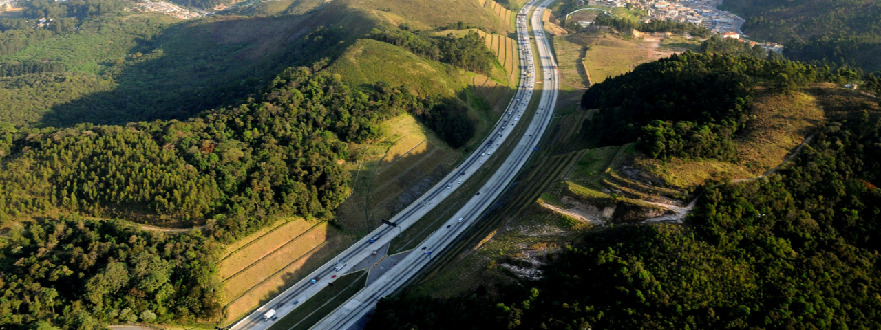 Rodovia de mão dupla, administrada pela CCR Via RodoAnel, com entrada para túnel