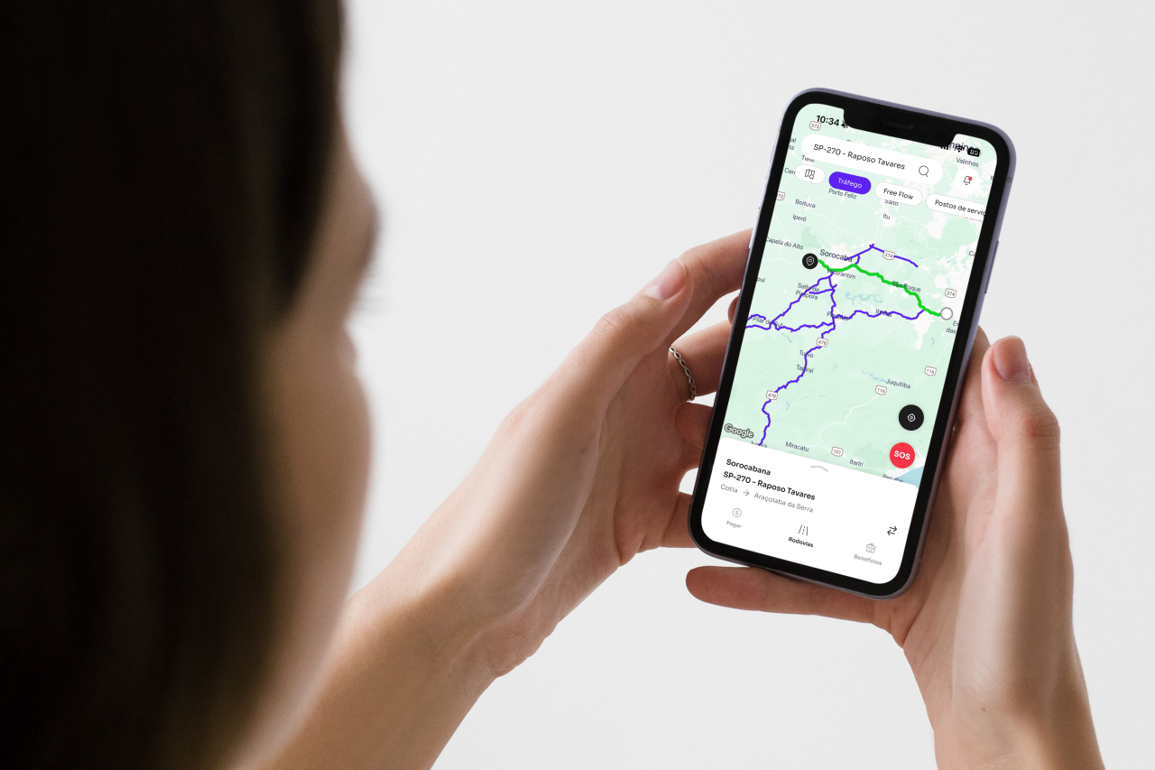 Imagem de um usuário utilizando o aplicativo Motiva Rodovias em seu dispositivo móvel