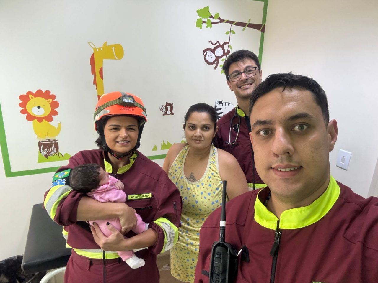 equipe de resgate com mãe e bebê atendidos