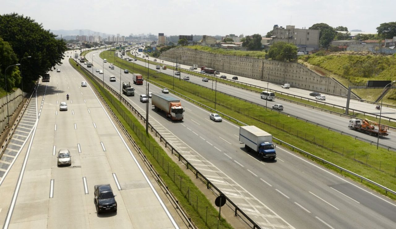 Rodovia de mão dupla, administrada pela CCR Via Oeste, com acessos viários