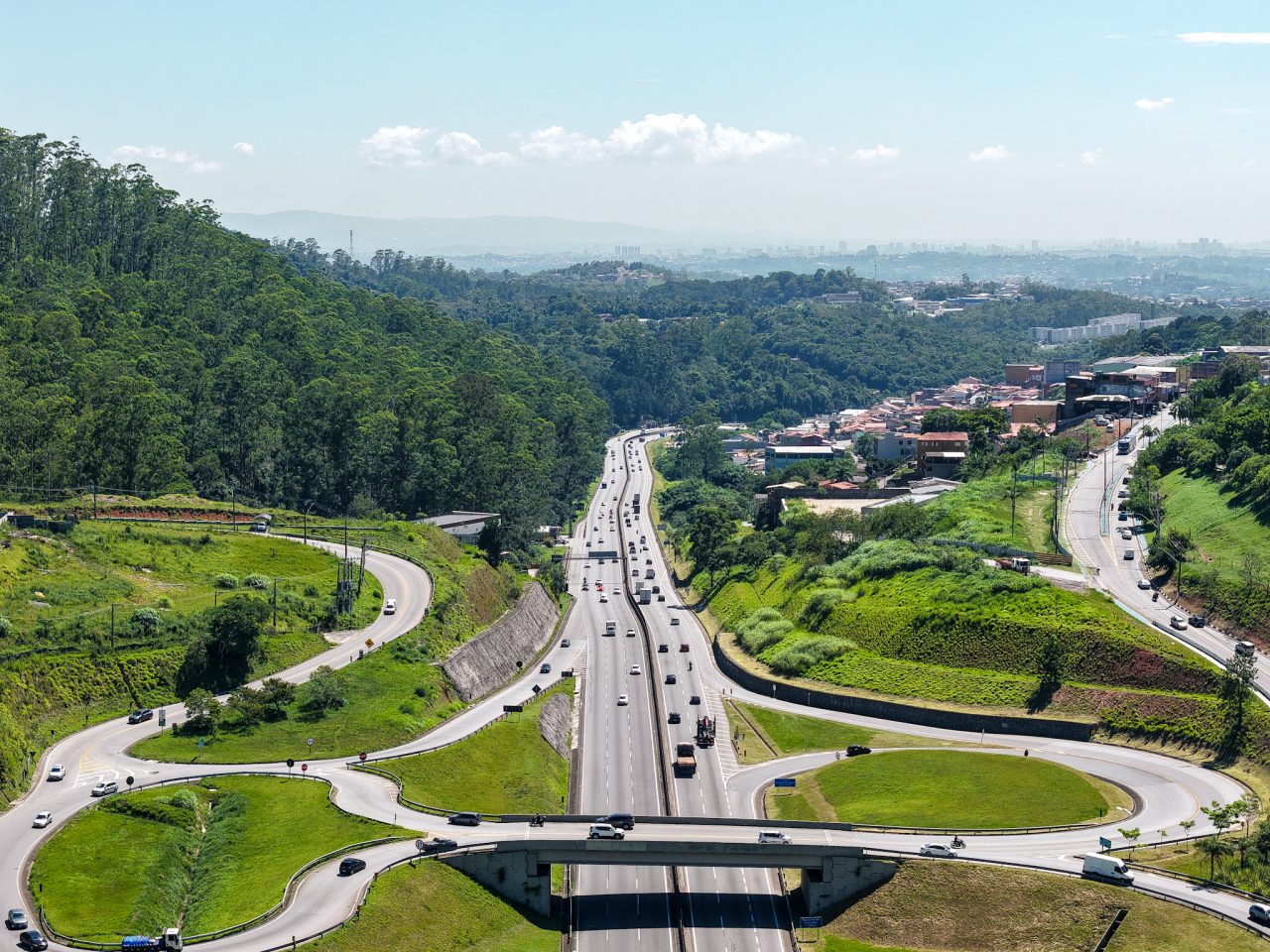 Rodovia de mão dupla, administrada pela CCR Via Oeste, com acessos viários