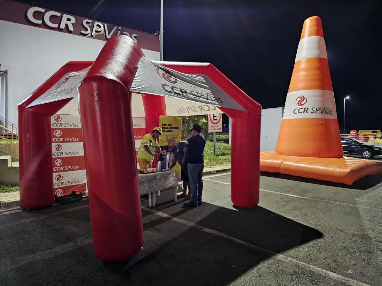 ação de segurança com estrutura de tenda e cone infláveis