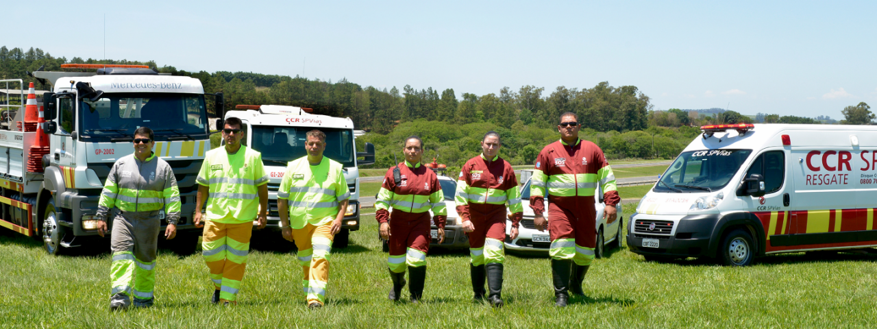 Operadores monitorando as rodovias da CCR Via Sul na central de controle operacional.