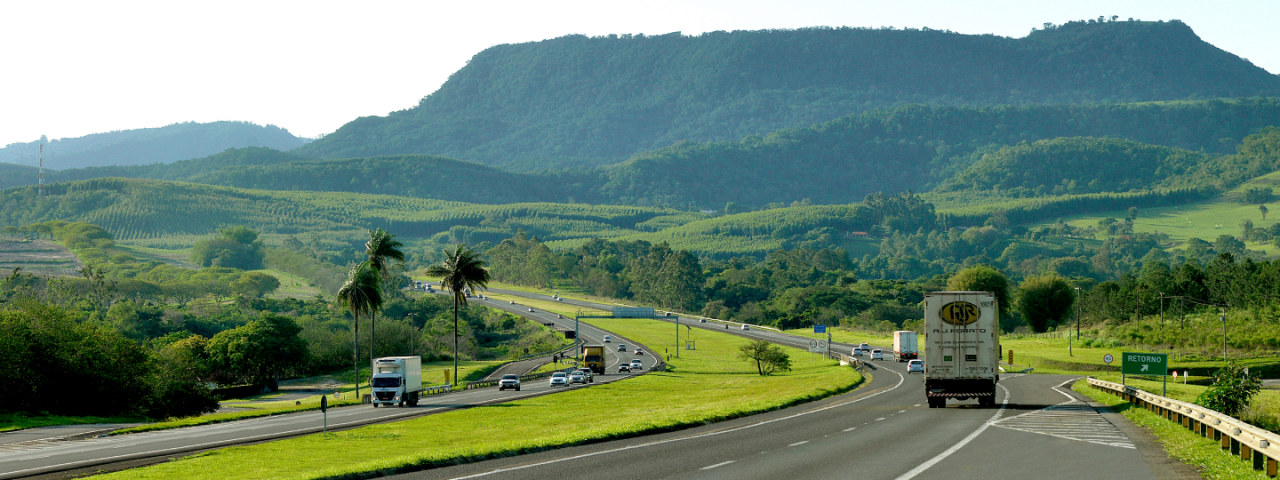 Carros transitando em uma rodovia ,de mão dupla, administrada pela CCR SPVias.