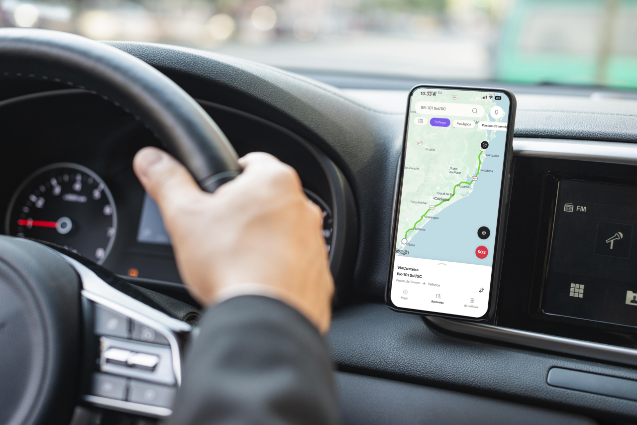 Imagem de um usuário utilizando o aplicativo de rodovias da Motiva