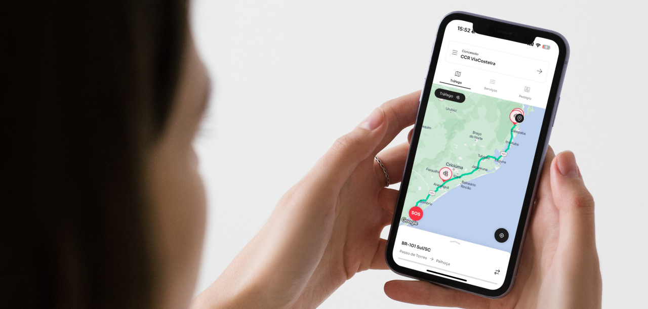 Imagem mostra um usuário utilizando o aplicativo CCR Rodovias em seu dispositivo movél