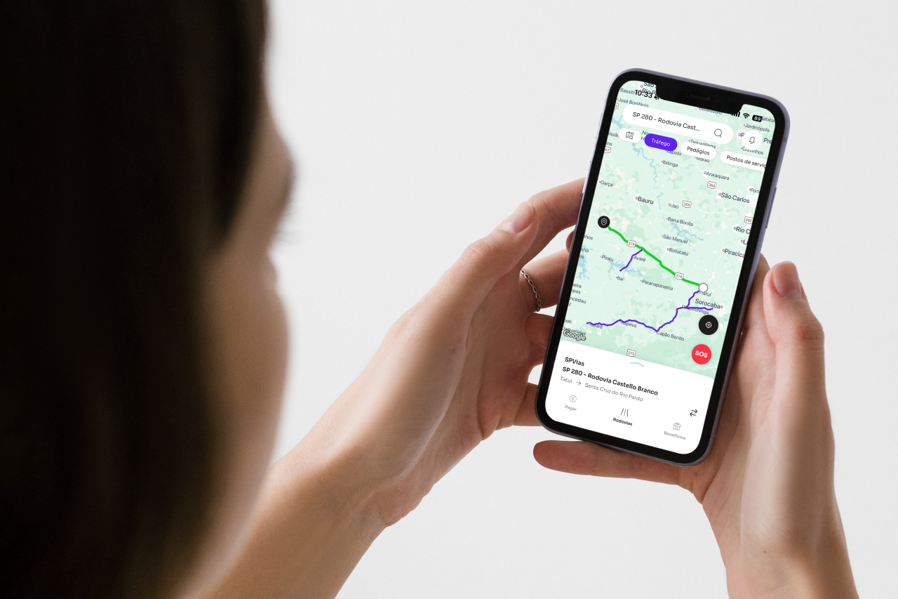 Imagem de um usuário utilizando o aplicativo Motiva Rodovias em seu dispositivo móvel