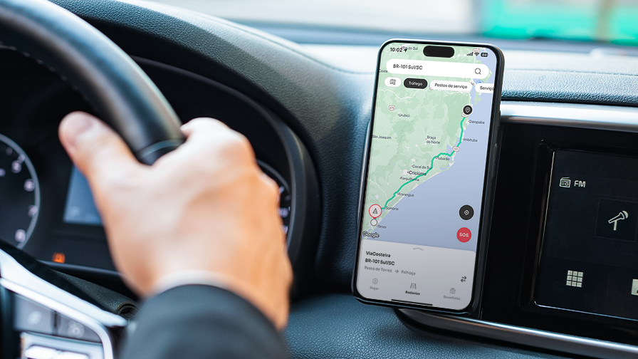 Imagem mostra usuário ao volante utilizando o aplicativo CCR Rodovias em seu dispositivo móvel 