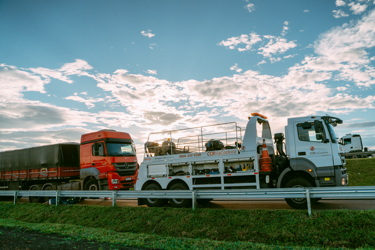 Viatura de guincho pesado, fornecida pela CCR Via Costeira, removendo caminhão da rodovia.