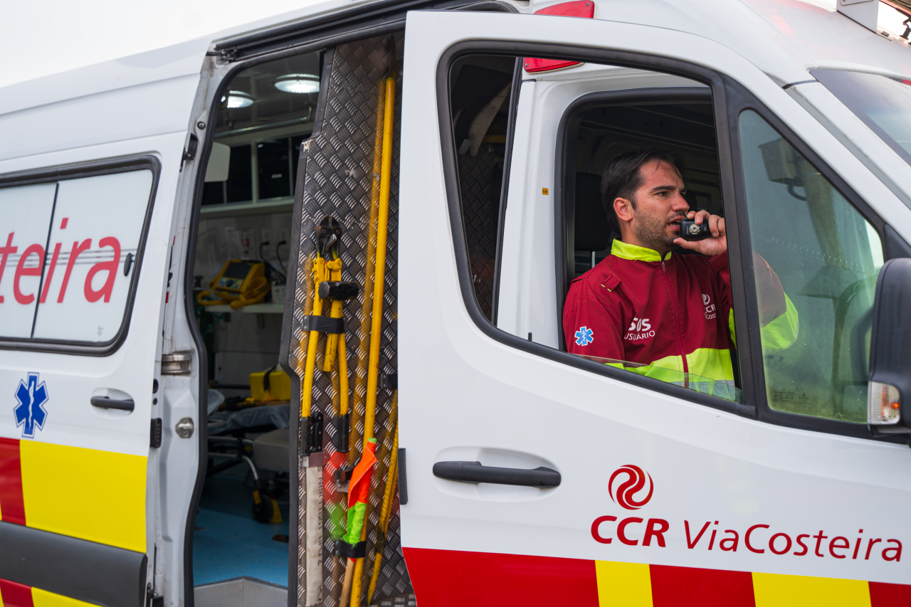 Paramédico falando pelo microfone da ambulância da CCR Via Costeira.