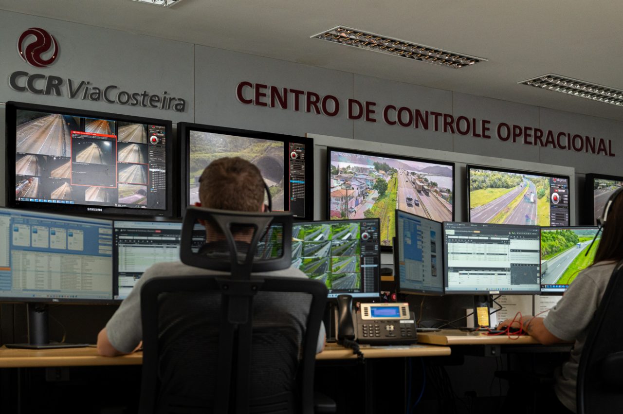  Imagem do Centro de Controle Operacional (CCO) da CCR Via Costeira com operadores monitorando rodovias em tempo real 