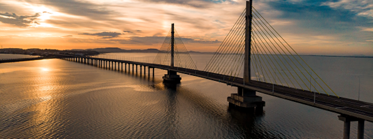 Vista panorâmica da Ponte Anita Garibaldi com um belo pôr do sol sobre o rio Guaíba, em Porto Alegre.