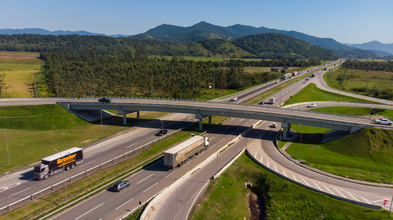 Rodovia de mão dupla administrada pela CCR Via Costeira, atravessada por um viaduto